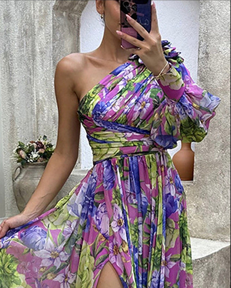 Vestido Maxi floral con abertura alta y un hombro con manga farol