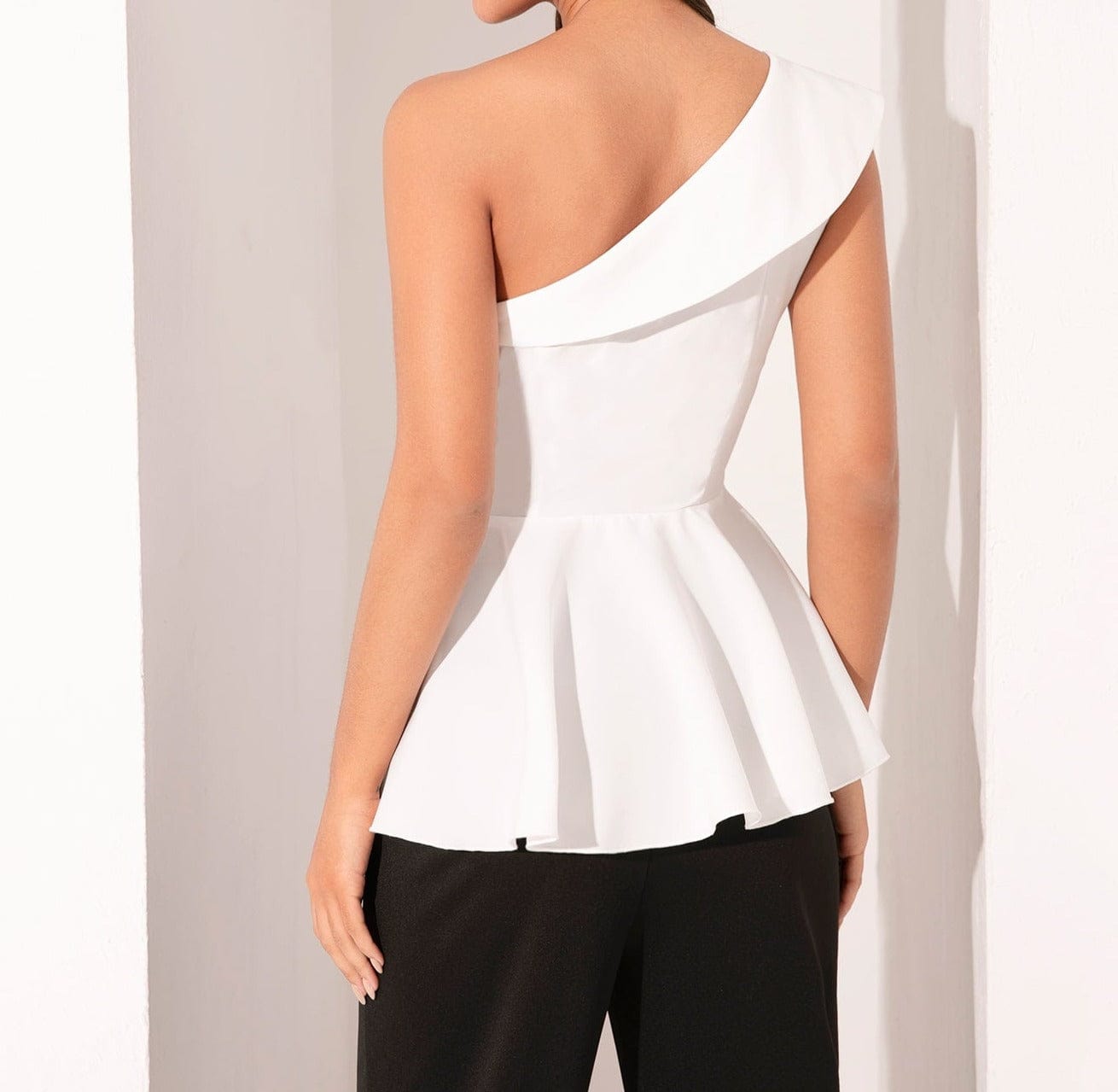 Blusa peplum de un hombro