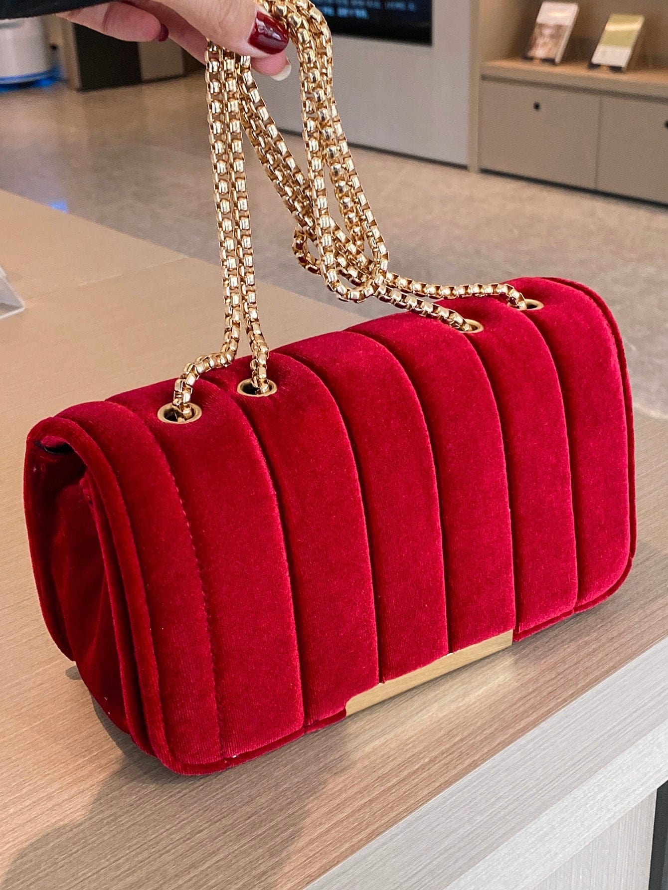 Bolso elegante con solapa con cadena