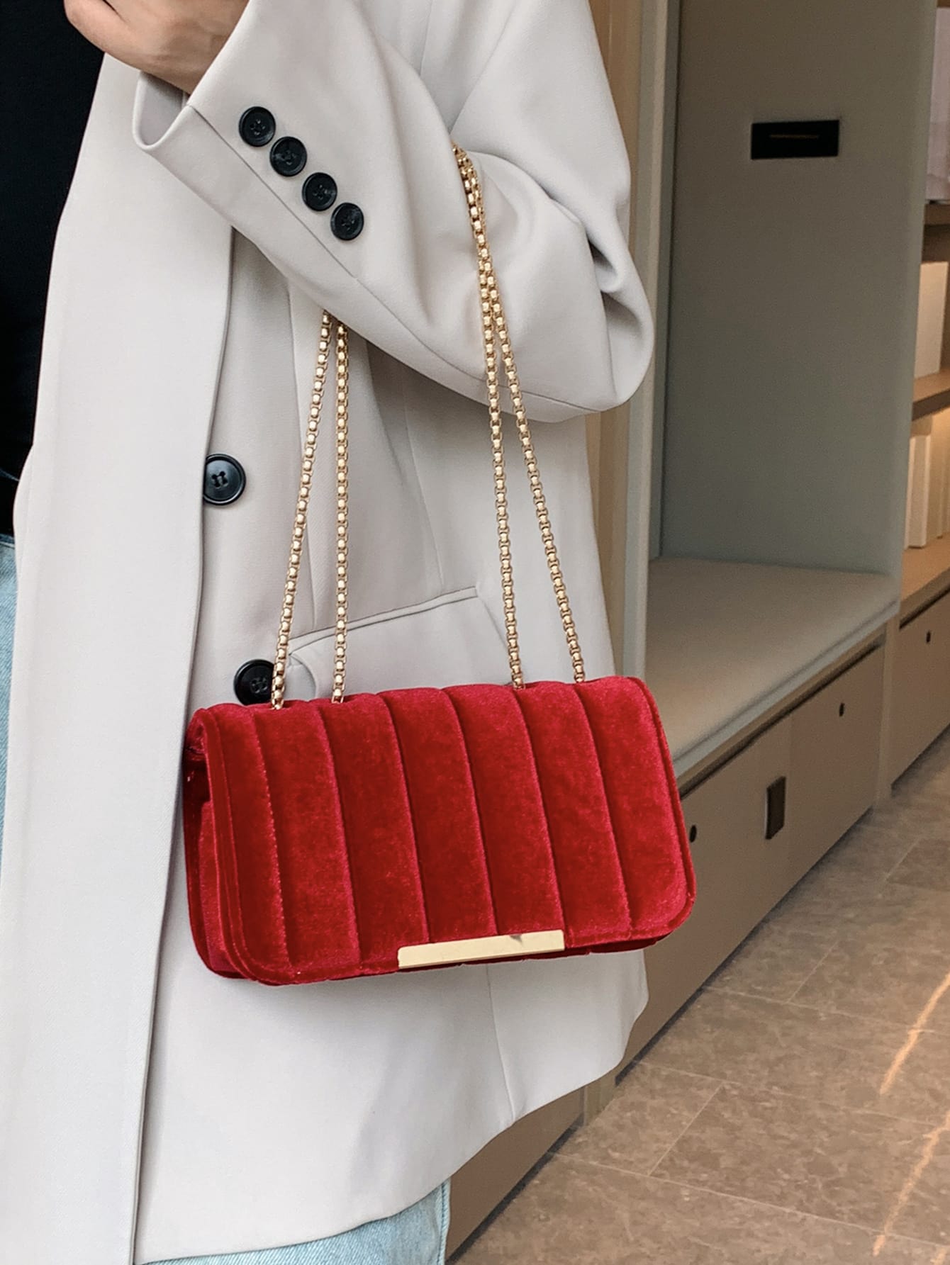 Bolso elegante con solapa con cadena