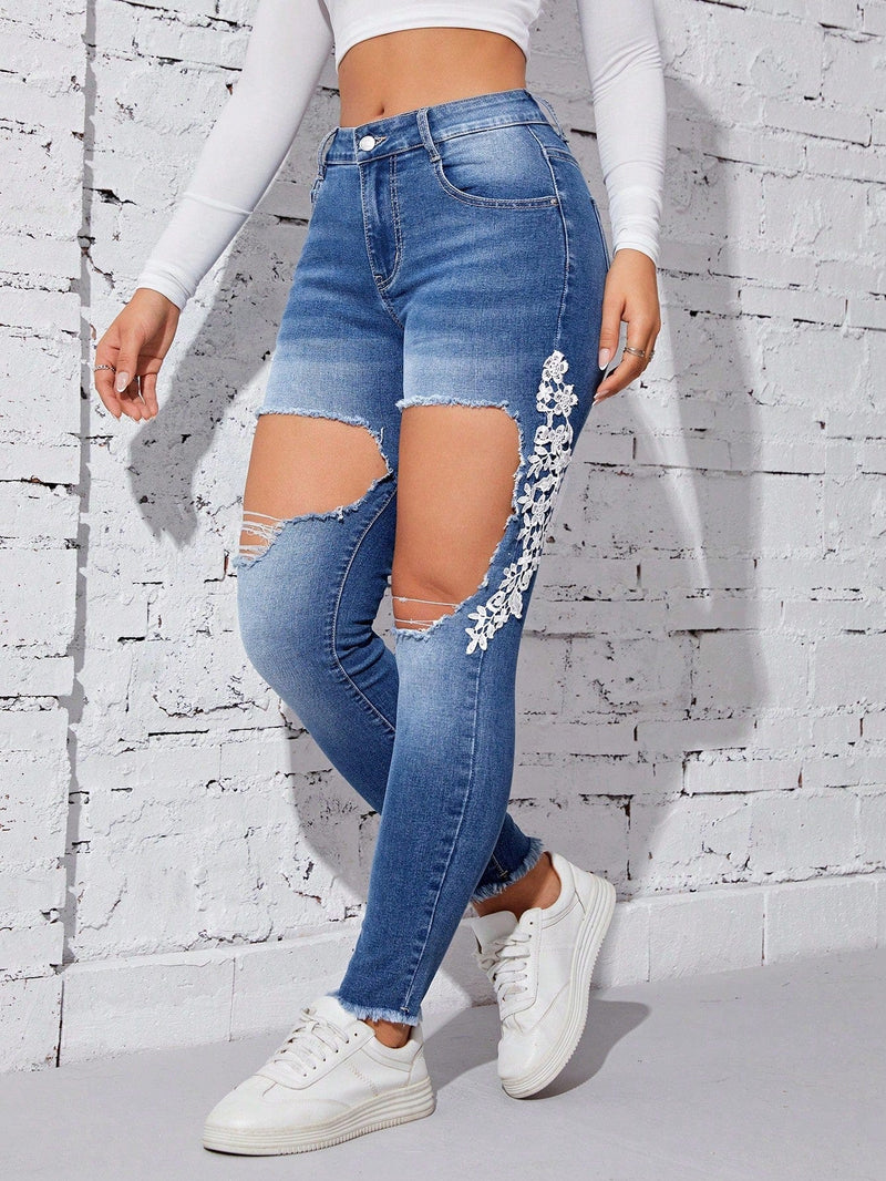 Jeans desgarro con bordado aplique floral